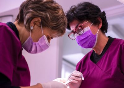 Equip de dentistes a Barcelona realitzant tractament odontològic especialitzat