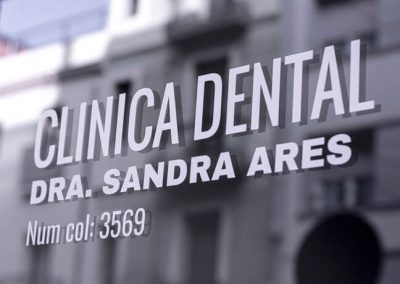 Vinil exterior de clínica dental a Barcelona amb identificació professional