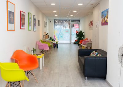 Zona d'espera infantil d'odontopediatria a Barcelona en clínica dental familiar