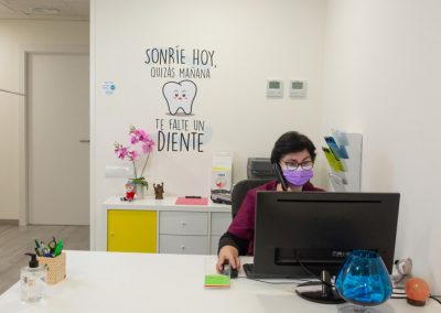 Recepció de clínica dental a Barcelona amb atenció propera al pacient
