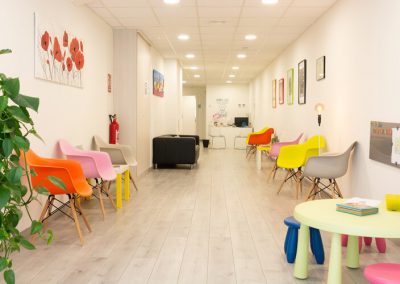 Sala d'espera acollidora de clínica dental a Barcelona per a tota la família
